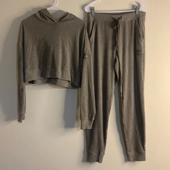 ALO Yoga Muse Sweatshirt & Sweatpants in Olive Tree Heather - Picture 1 of 11